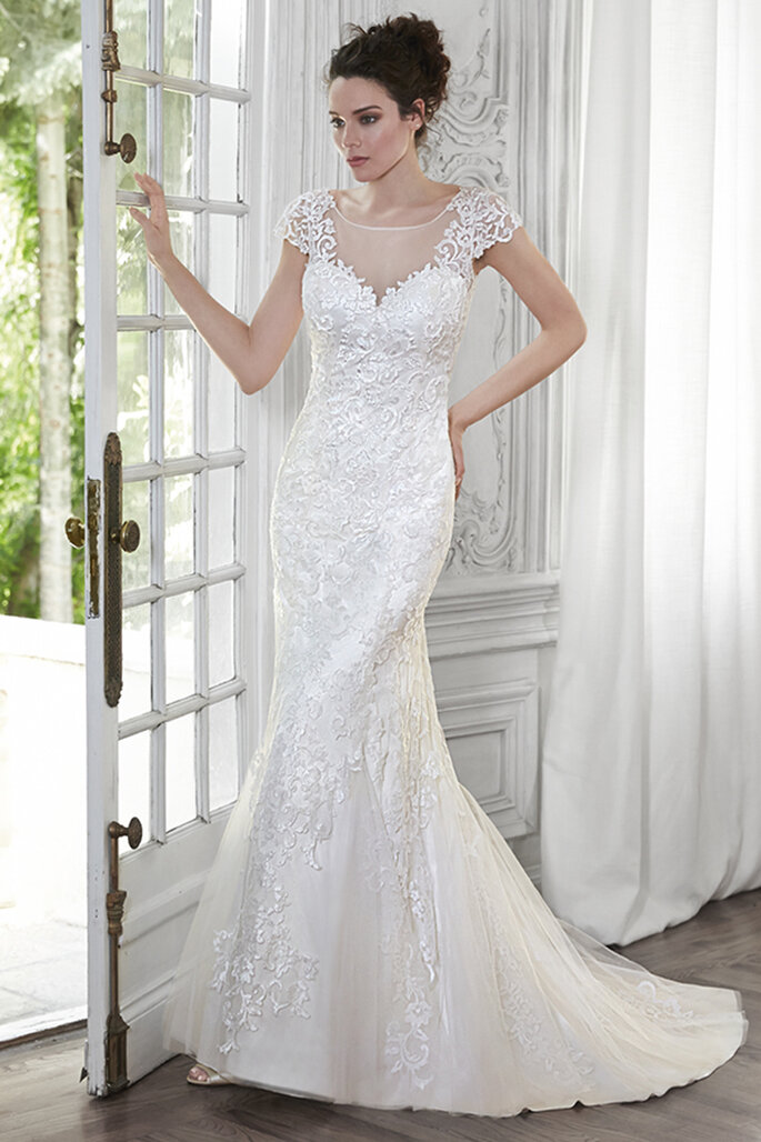 Vestido de noiva com aplicações bordadas, decote coração em malha ilusão e mangas elegantes. Acabamento com fecho de botões sobre a coberta de zipper.
<a href="http://www.maggiesottero.com/dress.aspx?style=5MT080" target="_blank">Maggie Sottero Spring 2015</a>