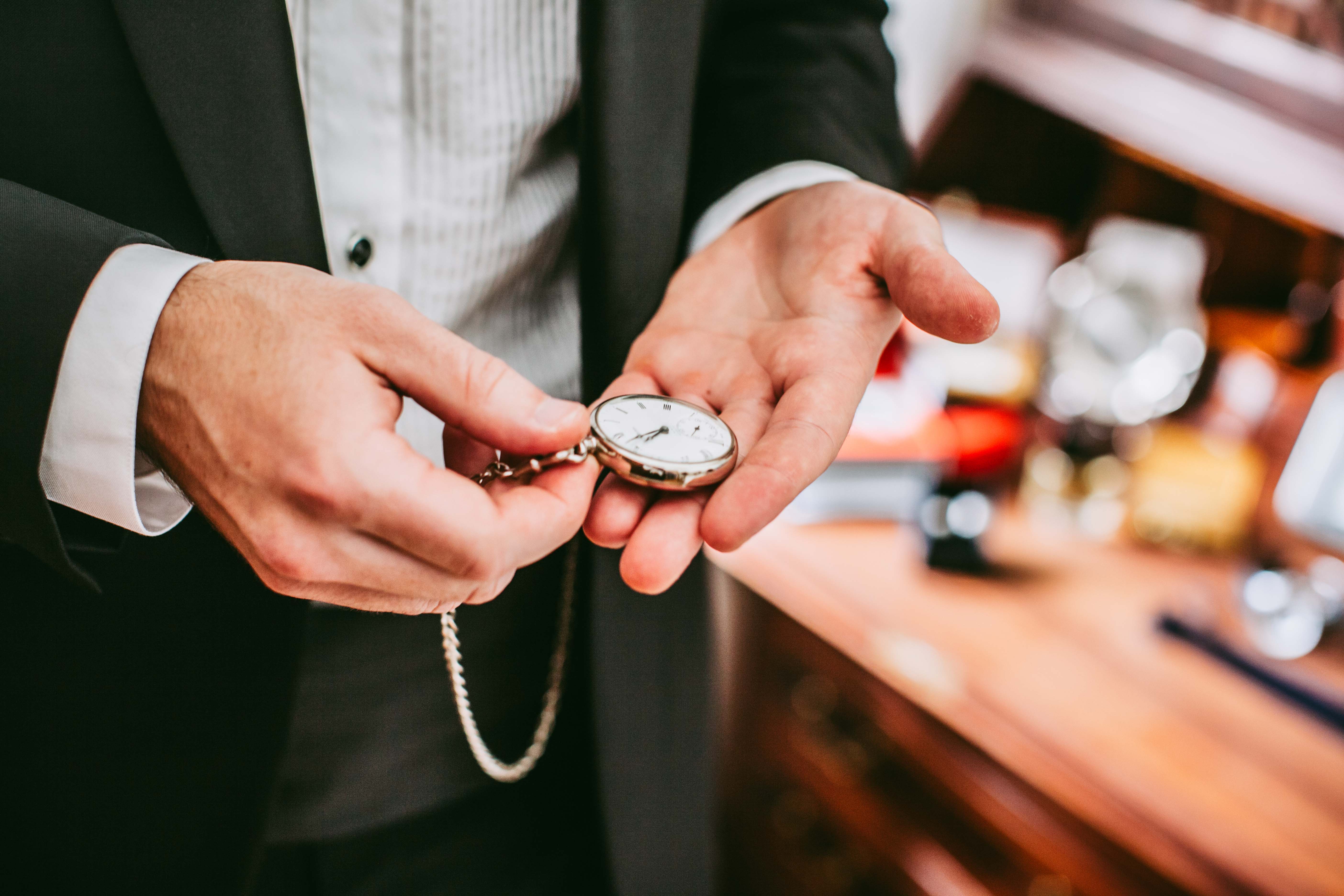 noivo a olhar para o relógio de bolso casamento