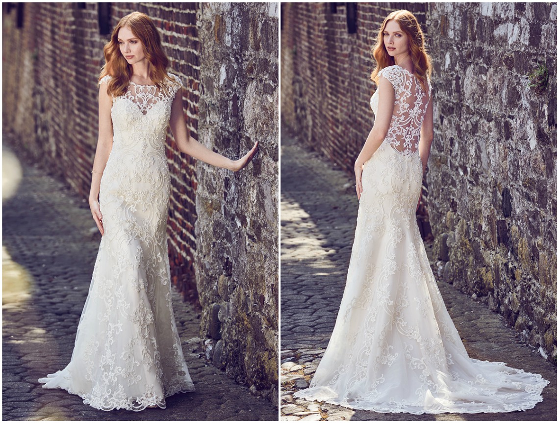 Este elegante vestido de noiva fit and flare é composto por uma camada de tule com aplicações de renda e pedraria, criando um decote barco sobre um decote coração, mangas ilusão e decote ilusão nas costas. Acabamentos com botões de pérolas e fecho zíper. <a href="https://www.maggiesottero.com/maggie-sottero/everly/11170?utm_source=zankyou&utm_medium=gowngallery" target="_blank">Maggie Sottero</a>