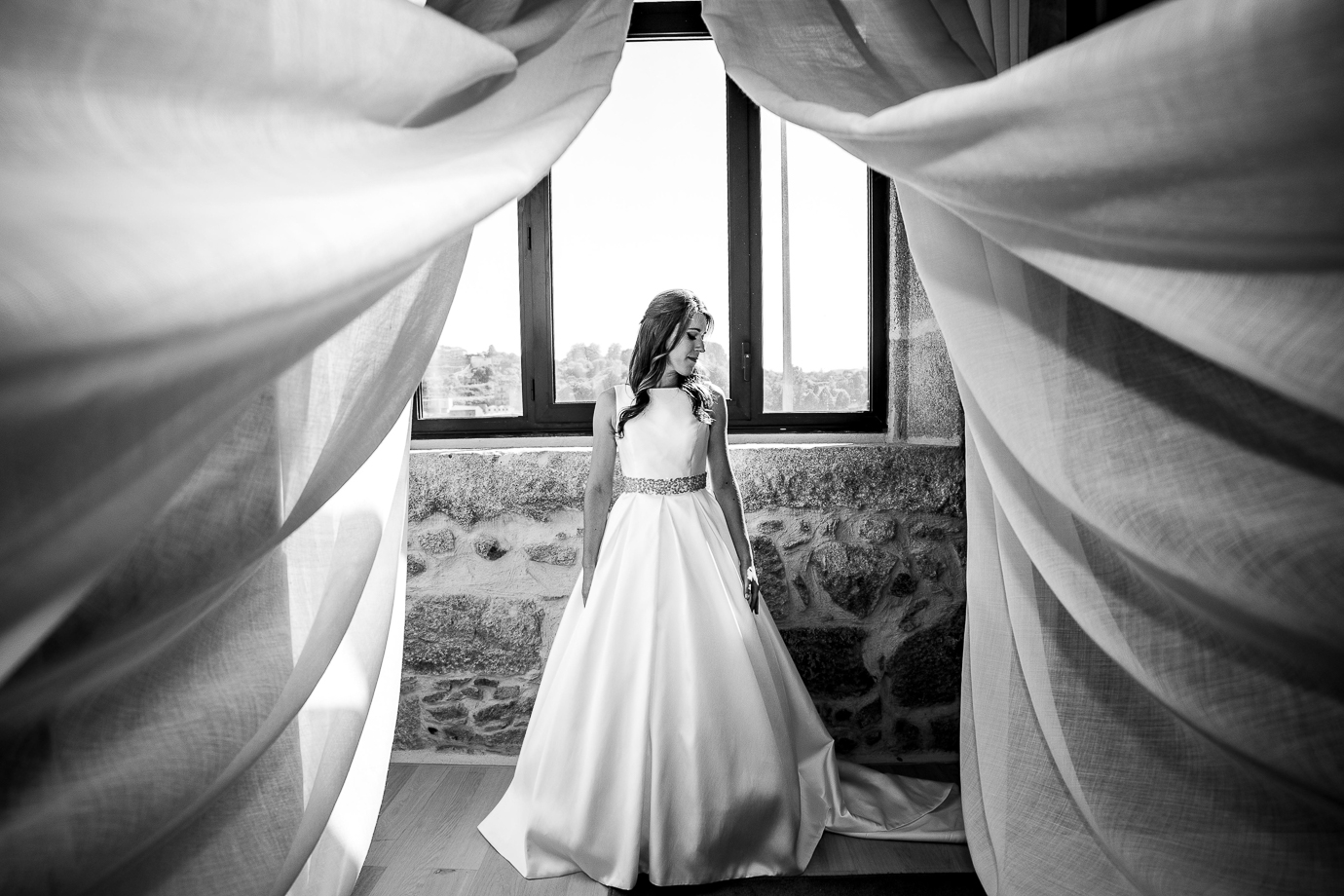 Foto a preto-e-branco da noiva