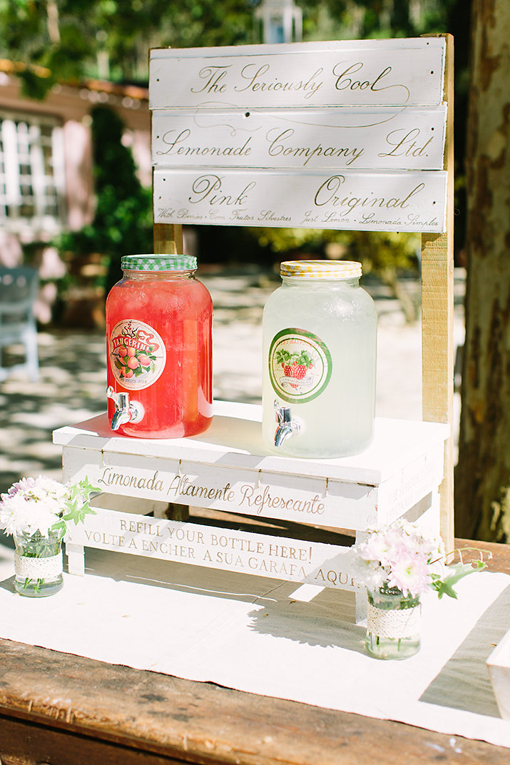 dispensadores de limonada em casamento estilo rústico