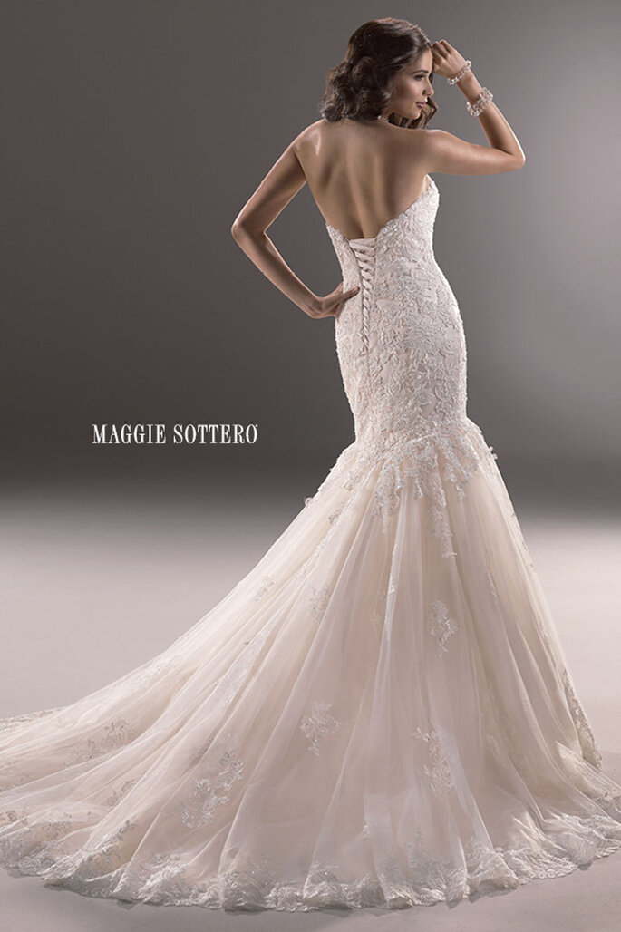 Bonito vestido de noiva de decote coração com um brilho muito recatado e acabamento em espartilho. 

<a href="http://www.maggiesottero.com/dress.aspx?style=3MS763" target="_blank">Maggie Sottero Platinum 2015</a>