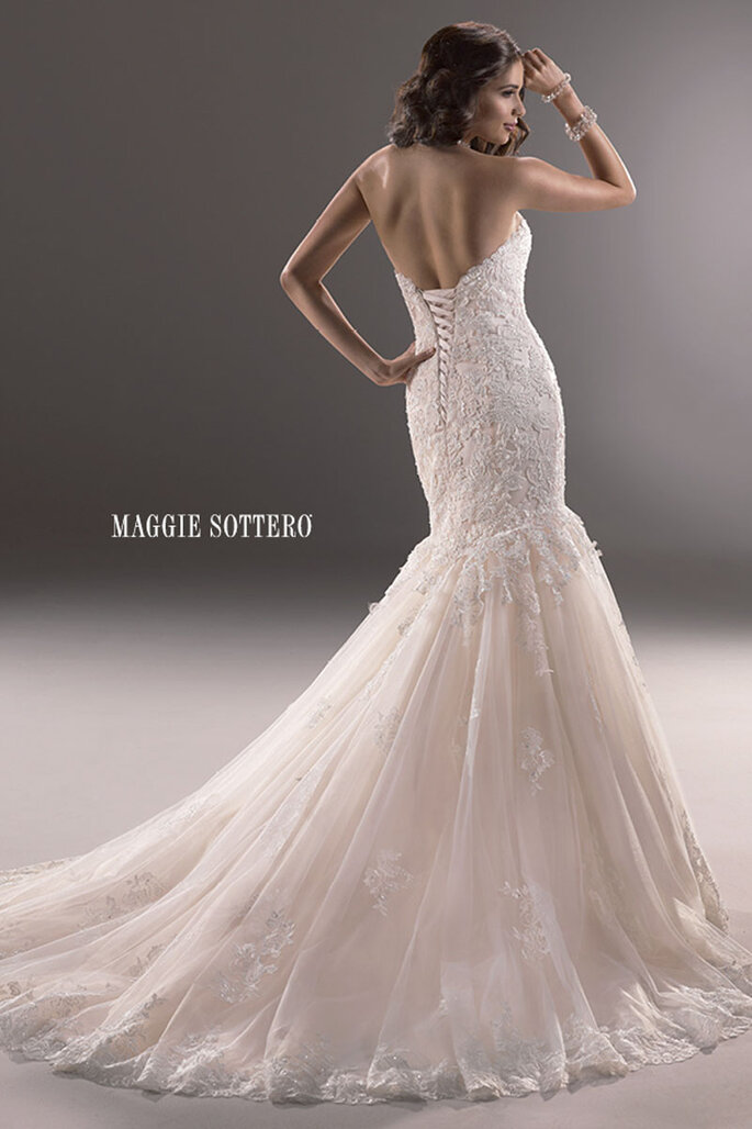 Bonito vestido de noiva de decote coração com um brilho muito recatado e acabamento em espartilho.
<a href="http://www.maggiesottero.com/dress.aspx?style=3MS763" target="_blank">Maggie Sottero Platinum 2015</a>