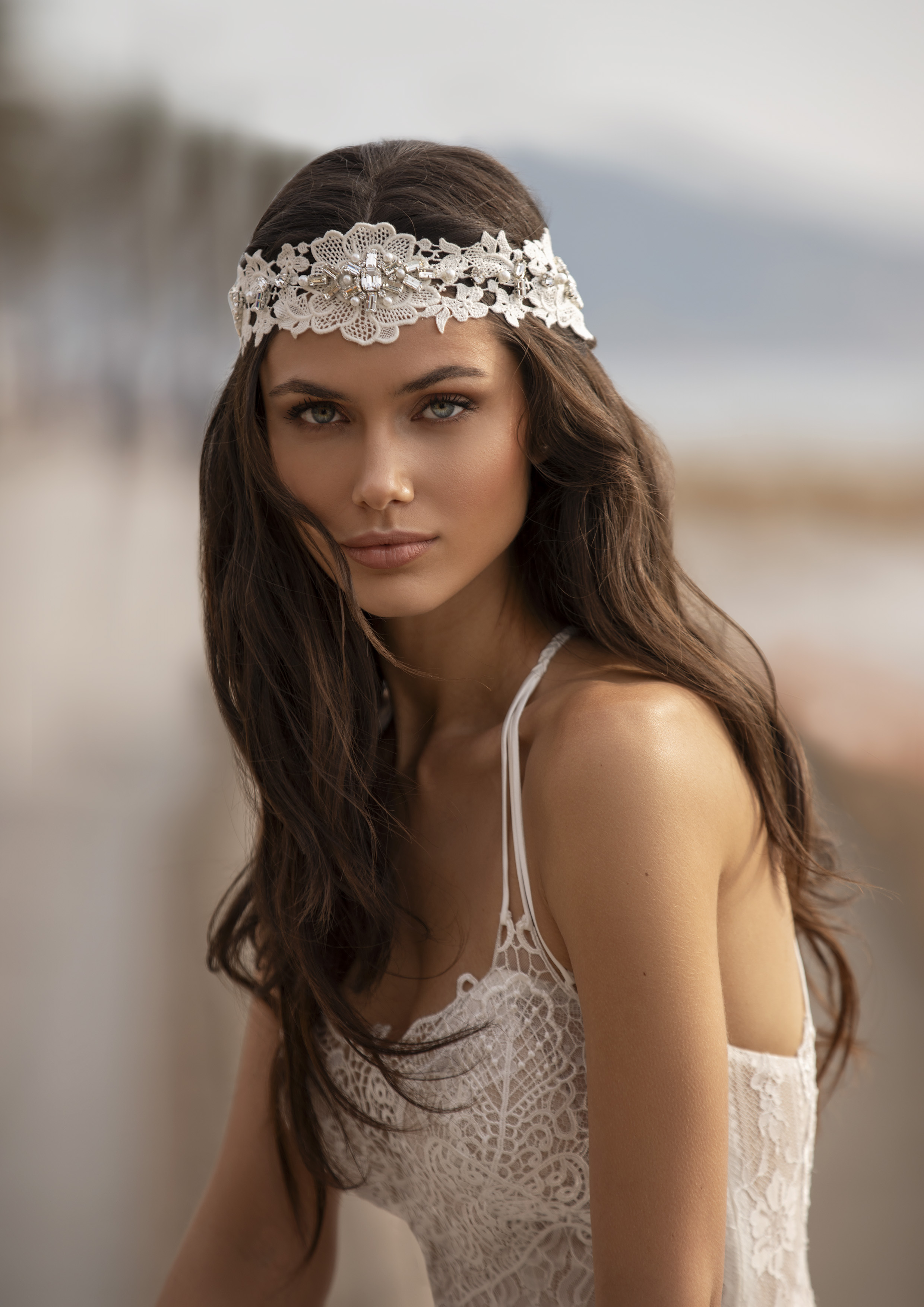 Vestido com toque de romantismo boémio, com camadas de renda em cascata, corpo inspirado em lingerie e delicadas alças cruzadas com pedraria. | Modelo Grahame Pronovias 2021 Cruise Collection