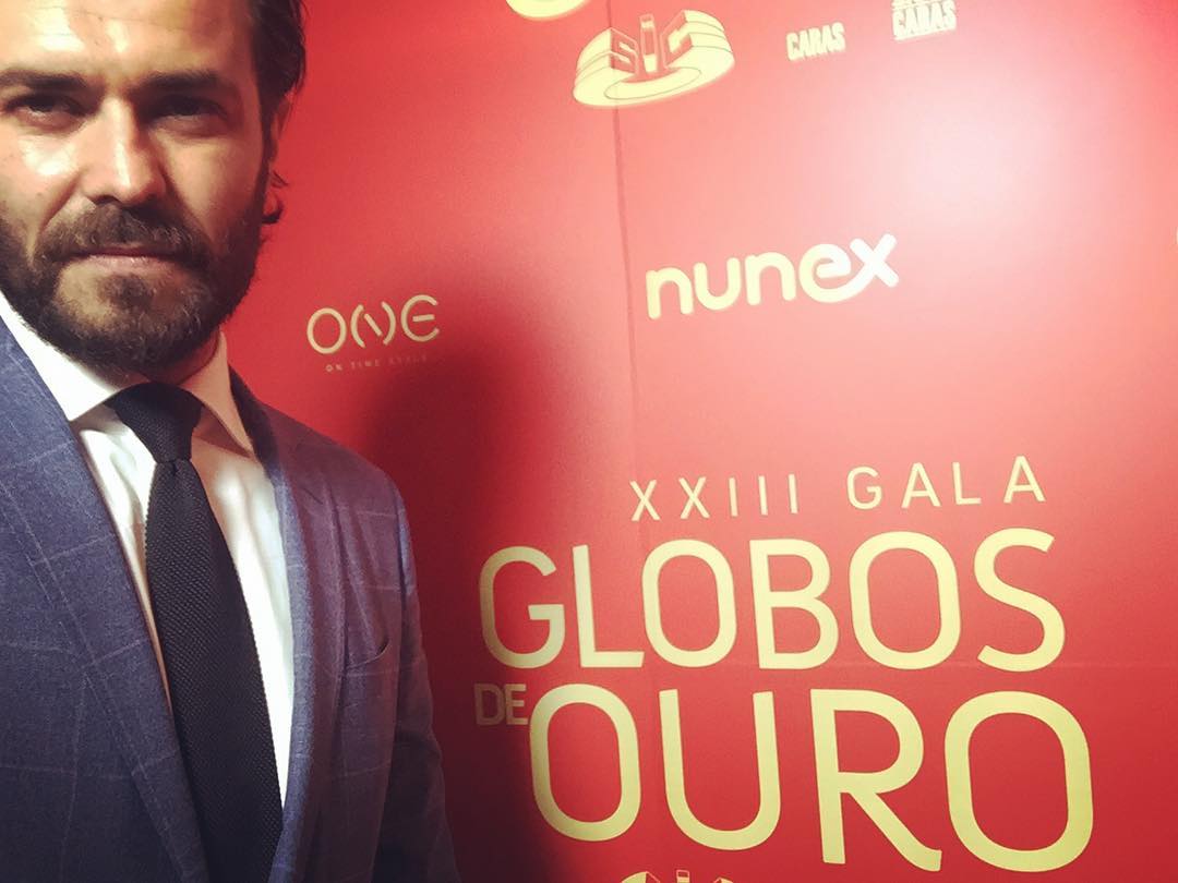 Vestido por Hugo Boss. Foto via IG @albanojeronimooficial