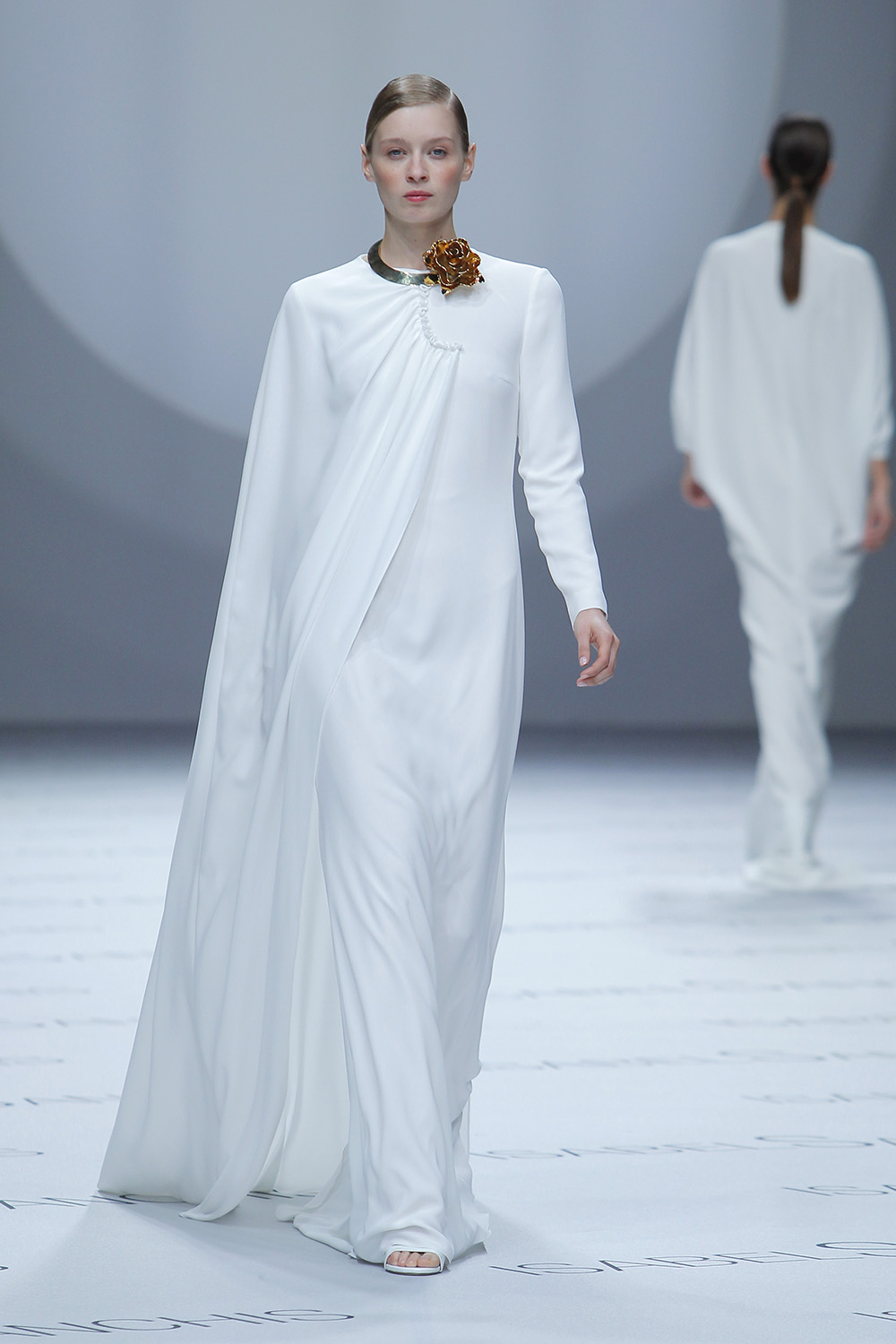 Isabel Sanchis. Créditos:  Barcelona Bridal Fashion Week