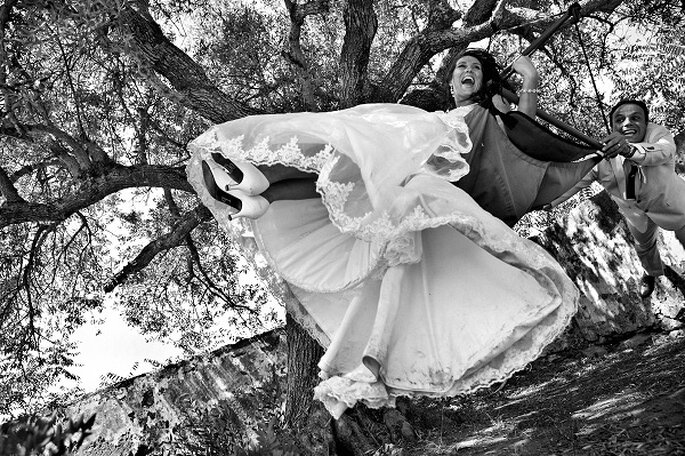 «A alegria e sensação de voo que esta foto transmite, com ambos os noivos a "flutuar", representa o casamento que os uniu - o começo de uma nova viagem em conjunto.»
www.nunopalhacasamentos.com