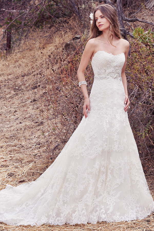 Clássico e romântico, este vestido linha-A em renda apresenta cristais Swarovski na cintura. Um look que fica completo com um decote em forma de U suave e V na costas. Terminado com botões de cristais na zona do fecho.