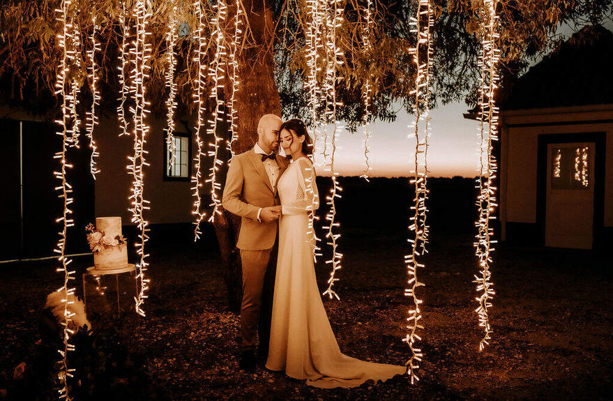 Casamento de inverno aconchegado por luzes