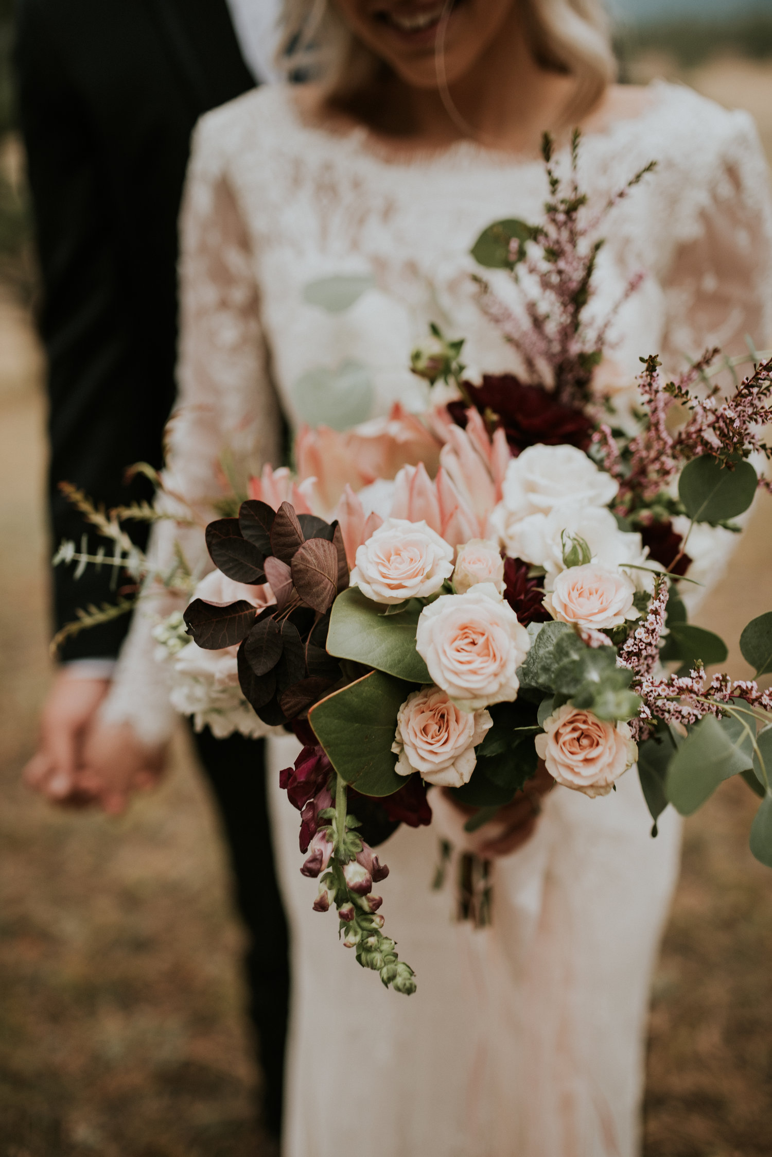 As rosas ficam incríveis em diferentes estilos de bouquets de noiva | Créditos: Lace and Lillies Flowers
