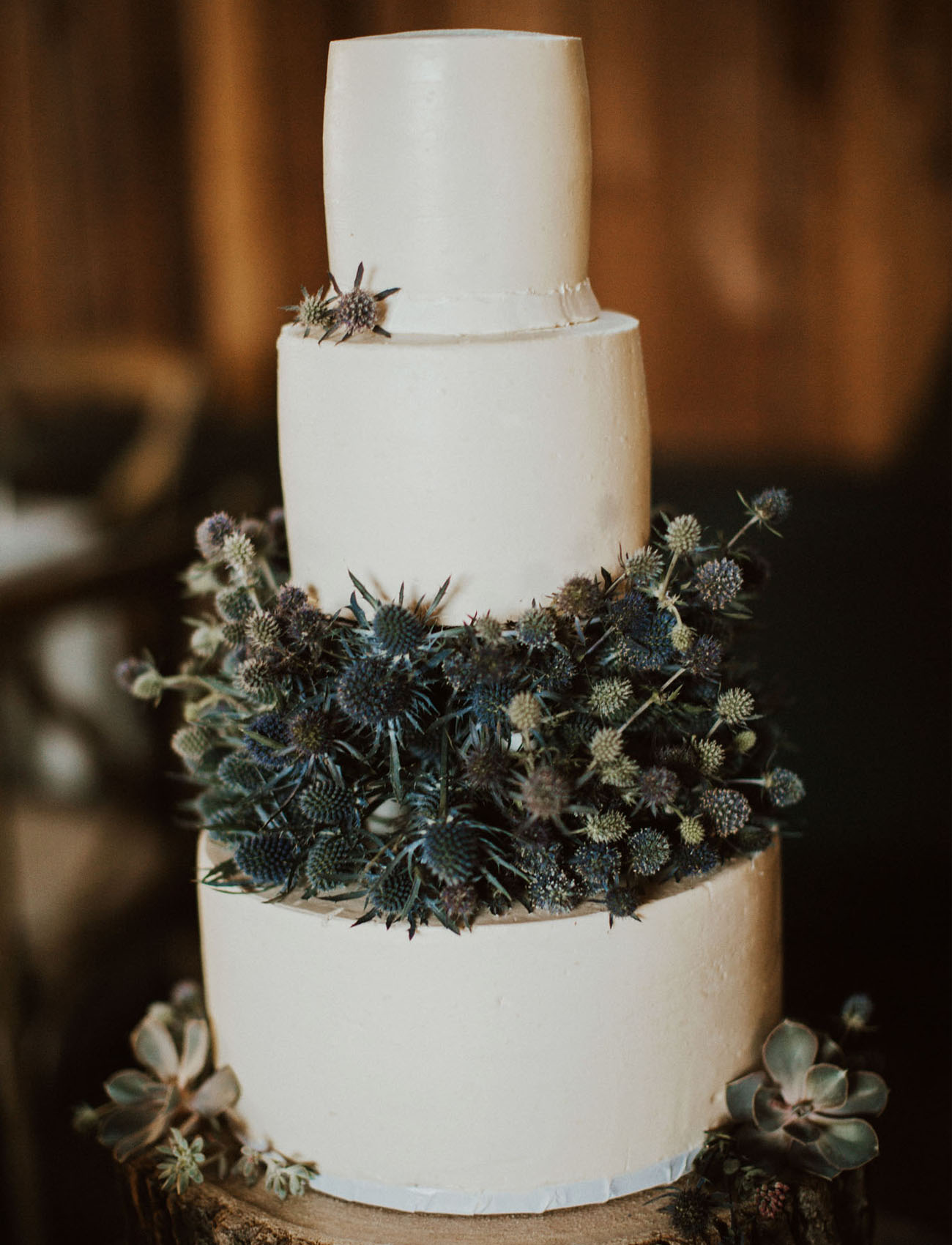 Inspiração para bolos de casamento de 3 andares | Créditos: India Earl Photography