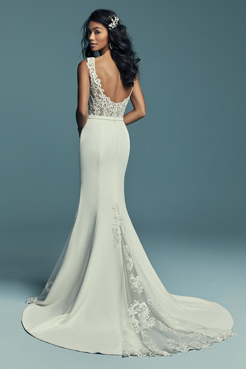 <a href="https://www.maggiesottero.com/maggie-sottero/jayleen/11430">Maggie Sottero</a>

Este vestido de noiva ímpar apresenta um body, cuja beleza é realçada pelos pormenores de renda, que complementam, igualmente, o decote barco e as alças. Terminado com botões cobertos sobre um fecho. 

