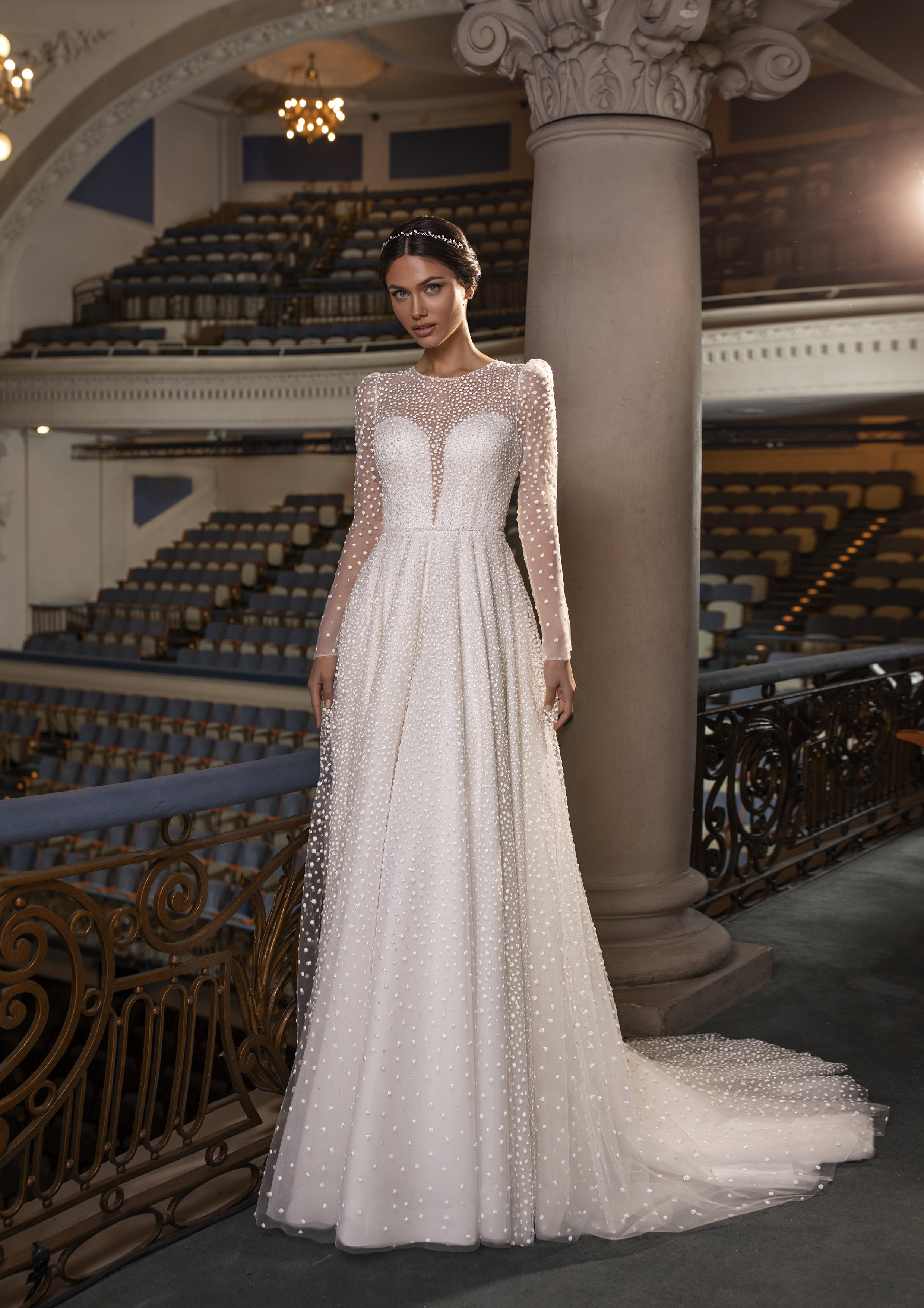 Vestido de noiva corte princesa com fabuloso trabalho de pedraria cosida à mão | Modelo Kent da Pronovias Privée 2021