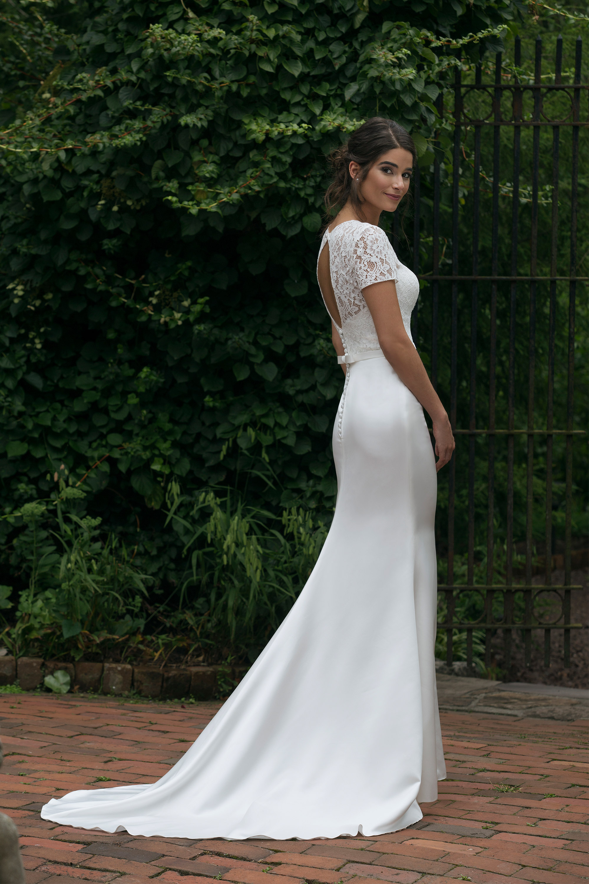 Style 44040D. Credits: Justin Alexander Sincerity.
