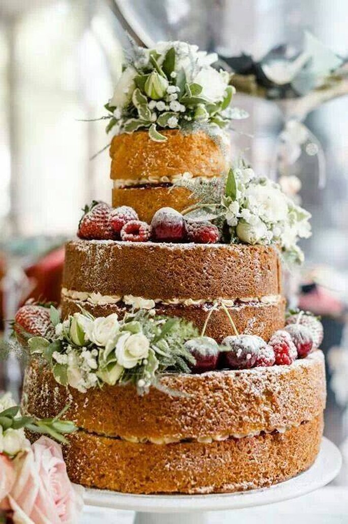 <a href="https://www.zankyou.pt/f/baunilhachocolate-16854">Naked Wedding Cake. Foto: Baunilha&Chocolate </a>