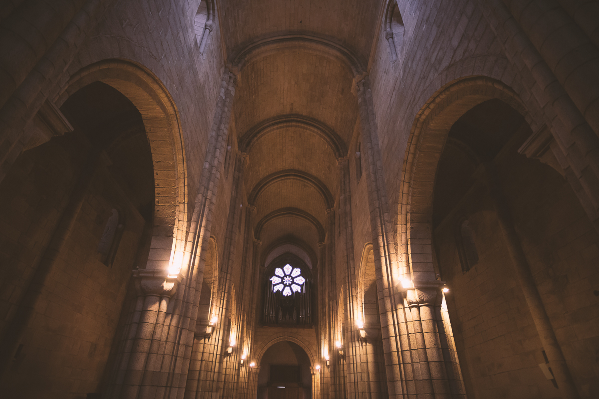 leituras de casamento católico: noivos no altar com o padre e o seu responso